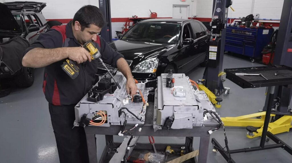 تعویض باتری خودروهای برقی و هیبریدی چقدر هزینه دارد؟ 1 هزینه تعویض باتری خودروهای برقی