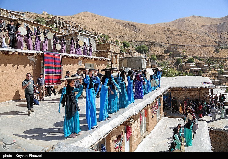 حضور هزار دف نواز در روستای هشمیز به روایت عکس- اخبار موسیقی و تجسمی - اخبار فرهنگی تسنیم 2 اجتماع بزرگ دف نوازان در کردستان