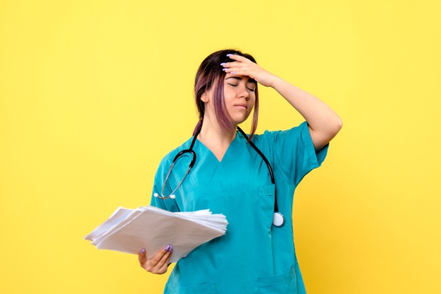 آگهی/ مجازات اشتباه پزشکی + راه چاره دلگرم کننده برای حبس و پرداخت دیه 1 1696726307 995 آگهی مجازات اشتباه پزشکی راه چاره دلگرم کننده برای