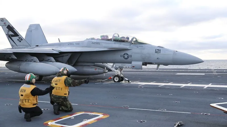 ناوهای هواپیمابر چگونه هواپیماها را به پرواز در می آورند؟ 5 1697604707 368 ناوهای هواپیمابر چگونه هواپیماها را به پرواز در می آورند؟.webp