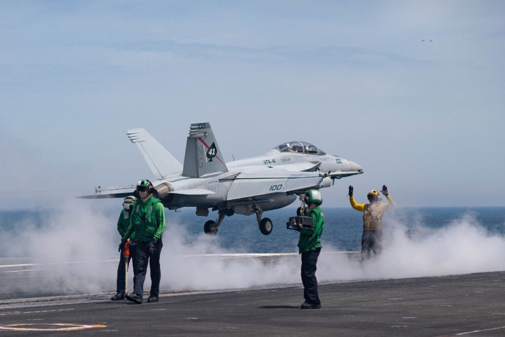 ناوهای هواپیمابر چگونه هواپیماها را به پرواز در می آورند؟ 4 1697604707 970 ناوهای هواپیمابر چگونه هواپیماها را به پرواز در می آورند؟