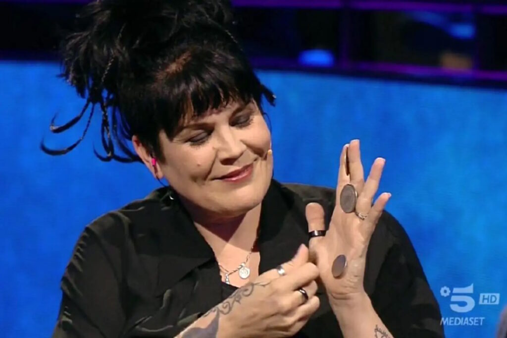 زن شعبده باز رکورددار بیشترین ایمپلنت تکنولوژیکی در بدن + ویدئو 1 زن شعبده باز رکورددار بیشترین ایمپلنت تکنولوژیکی در بدن + ویدئو
