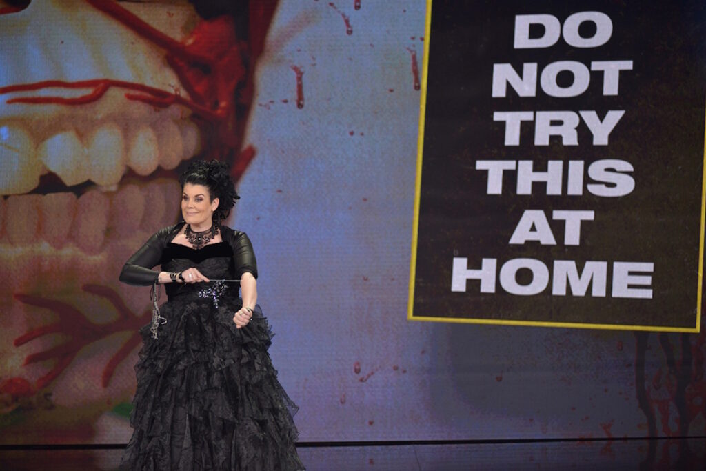 زن شعبده باز رکورددار بیشترین ایمپلنت تکنولوژیکی در بدن + ویدئو