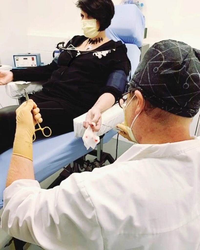 زن شعبده باز رکورددار بیشترین ایمپلنت تکنولوژیکی در بدن + ویدئو