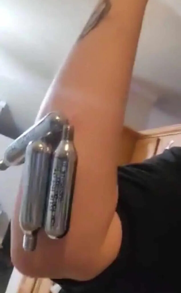 زن شعبده باز رکورددار بیشترین ایمپلنت تکنولوژیکی در بدن + ویدئو