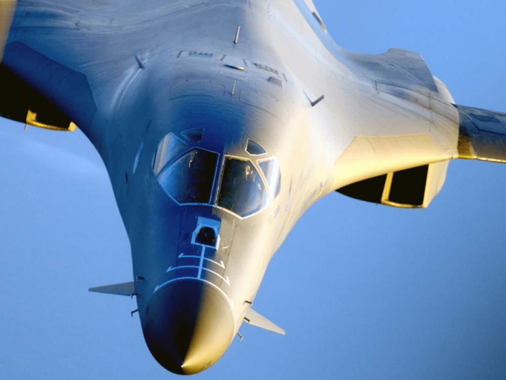 بمب افکن بی-1 لنسر آمریکا چه قابلیت هایی دارد؟ 7 بمب افکن بی-1 لنسر