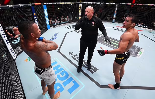 حذف مبارز برزیلی از UFC بعد از گاز گرفتن گوش حریف + ویدئو_غروب شهر 7 حذف مبارز برزیلی از UFC پس از گاز گرفتن گوش حریف + ویدئو