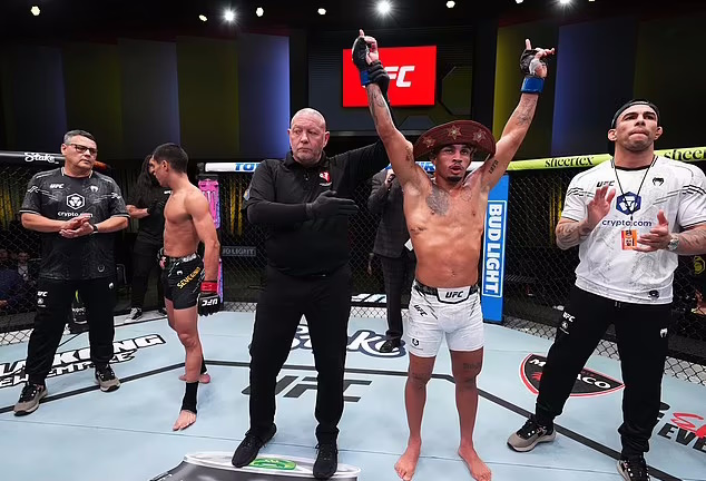 حذف مبارز برزیلی از UFC بعد از گاز گرفتن گوش حریف + ویدئو_غروب شهر 8 حذف مبارز برزیلی از UFC پس از گاز گرفتن گوش حریف + ویدئو