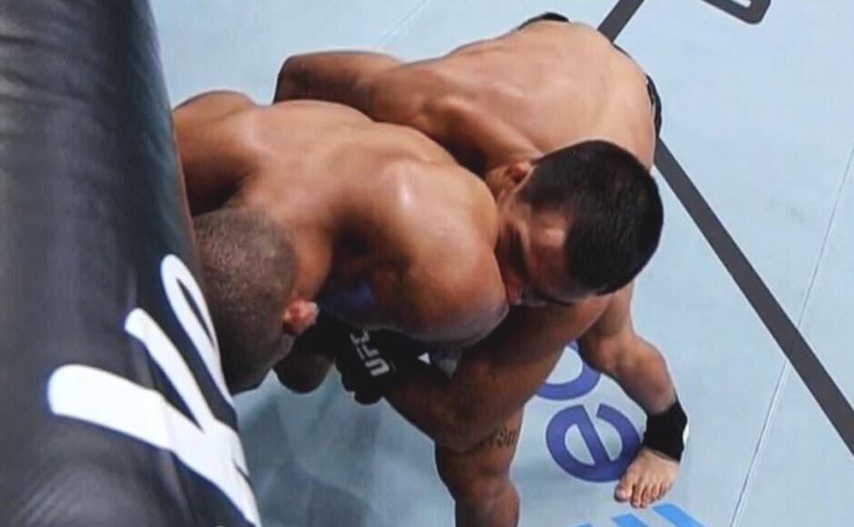 حذف مبارز برزیلی از UFC بعد از گاز گرفتن گوش حریف + ویدئو_غروب شهر 1 حذف مبارز برزیلی از UFC پس از گاز گرفتن گوش حریف + ویدئو