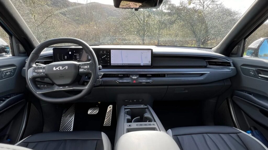 کیا EV9 به گفتن ماشین سال 2024 جهان انتخاب شد_غروب شهر 1 کابین خودرو