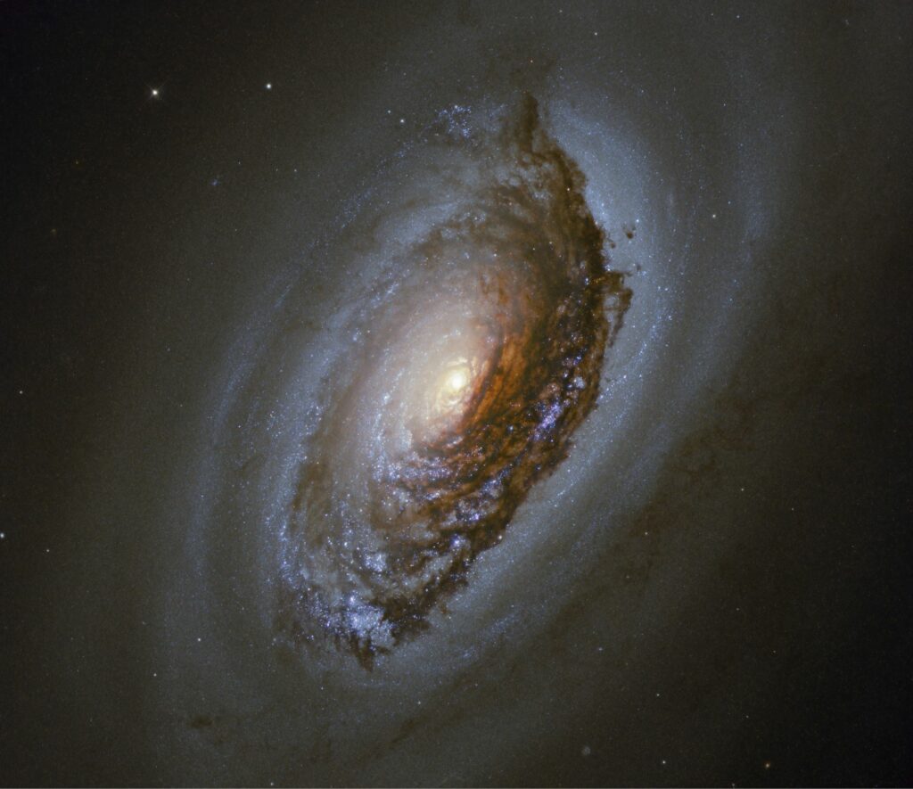 کهکشان سیاه چشم NGC 4826 