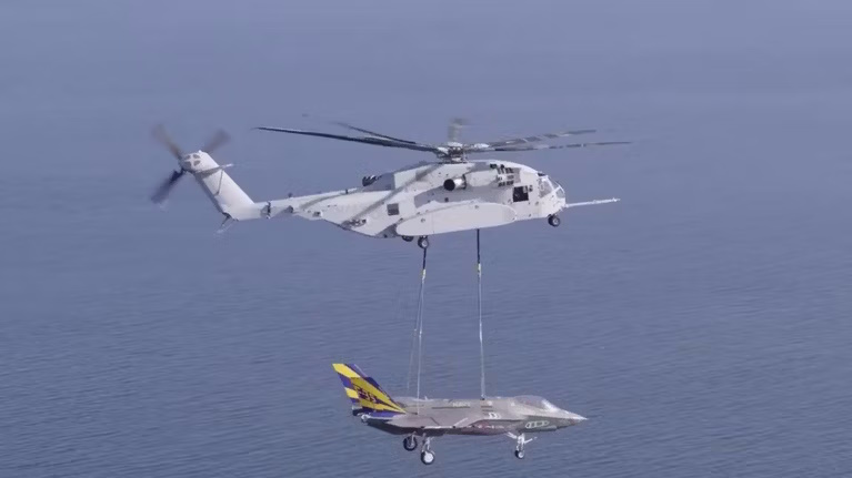 هلیکوپتر هلیکوپتر CH-53K King Stallion در حال حمل یک جت جنگنده F-35 Lightning II
