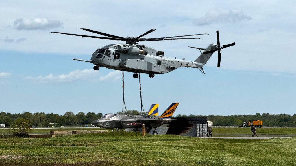 هلیکوپتر هلیکوپتر CH-53K King Stallion در حال حمل یک جت جنگنده F-35 Lightning II