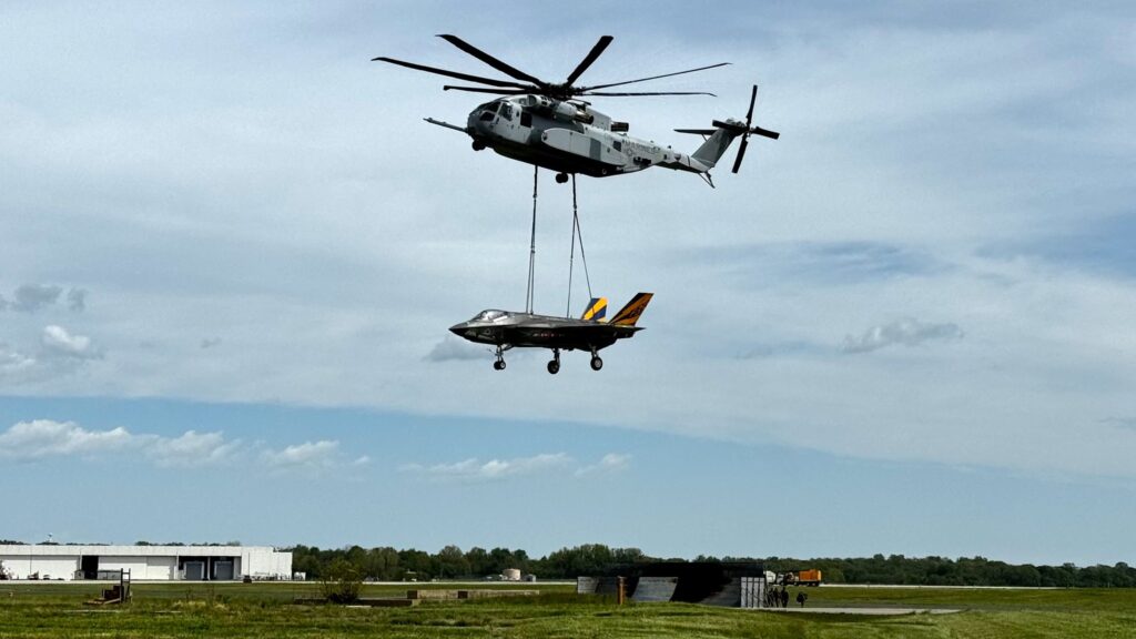 هلیکوپتر هلیکوپتر CH-53K King Stallion در حال حمل یک جت جنگنده F-35 Lightning II