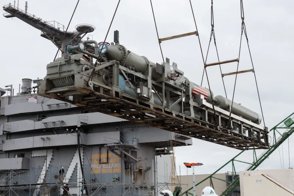 یک ناو هواپیمابر چه مقدار می تواند در دریا بماند؟_غروب شهر 2 1720067563 366 یک ناو هواپیمابر چه مقدار می تواند در دریا بماند؟ غروب.webp