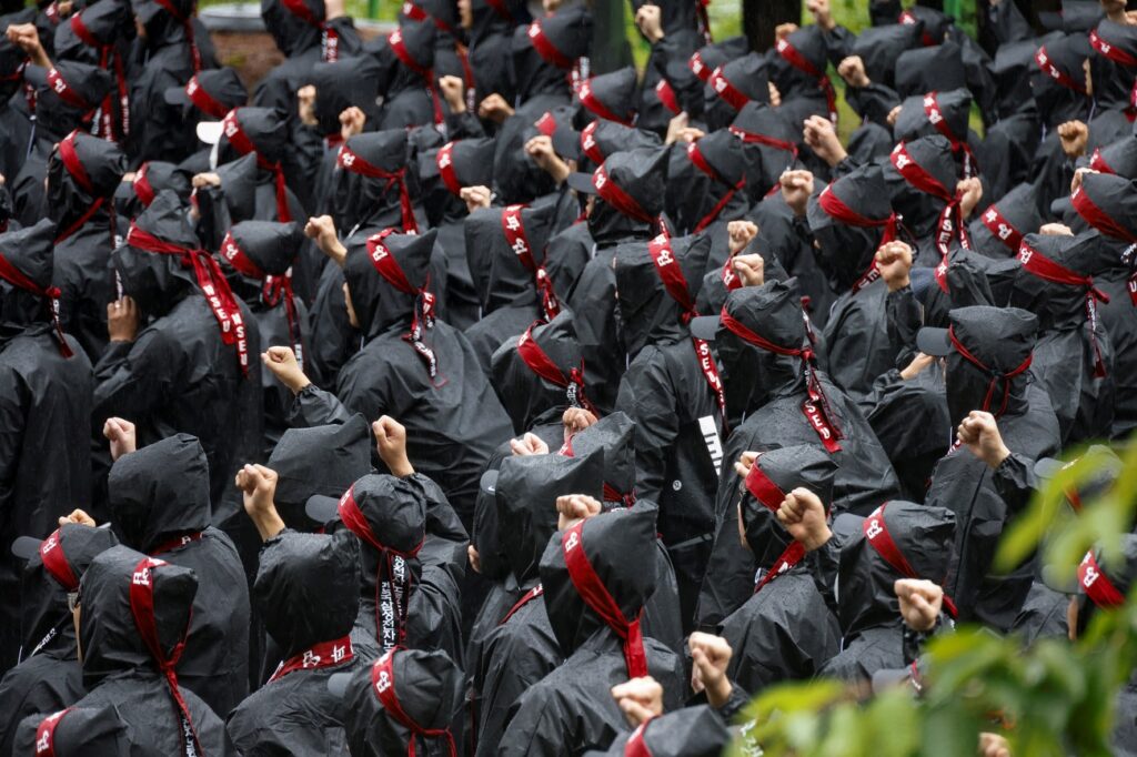 هزاران نفر از کارکنان سامسونگ با مقصد افزایش حقوق و مزایا اعتصاب کردند_غروب شهر 1 1720429508 103 هزاران نفر از کارکنان سامسونگ با مقصد افزایش حقوق و