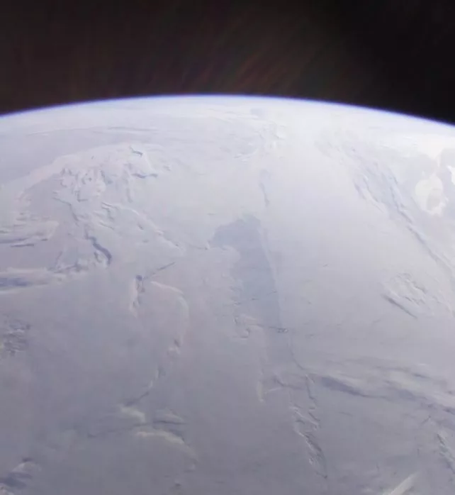 دانشمندان برای اولین بار میدان الکتریکی نامرئی را در اطراف زمین شناسایی کردند_غروب شهر 1 میدان الکتریکی زمین با گرانش مقابله میکند و ذرات را به فضا میبرد. اما ما قبلا هرگز نتوانستیم آن را اندازهگیری کنیم.