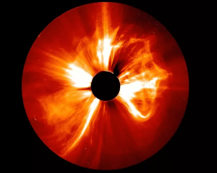 طوفان خورشیدی چیست و چه خطراتی برای زمین دارد؟_غروب شهر 3 طوفان خورشیدی