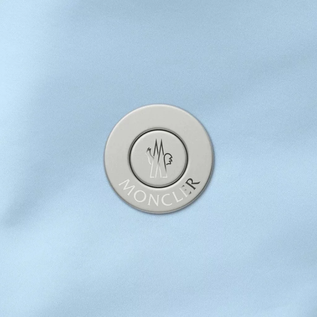 تاثییر تازه جانی آیو با همکاری برند مونکلر: ژاکتی با دکمههای خاص!_غروب شهر 1 طراحی دکمه برای ژاکت مونکلر