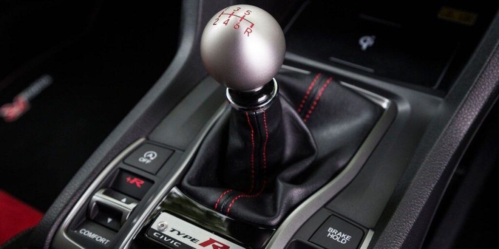 دنده مرده چیست؟ زیان های رانندگی با دنده مرده برای گیربکس_غروب شهر 2 دنده مرده چیست؟