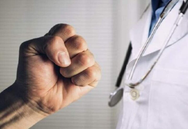 خشونت علیه کادر درمان؛ بیماران همیشه مقصرند؟ + فیلم - غروب شهر 5 خشونت علیه کادر درمان؛ بیماران همیشه مقصرند؟ + فیلم