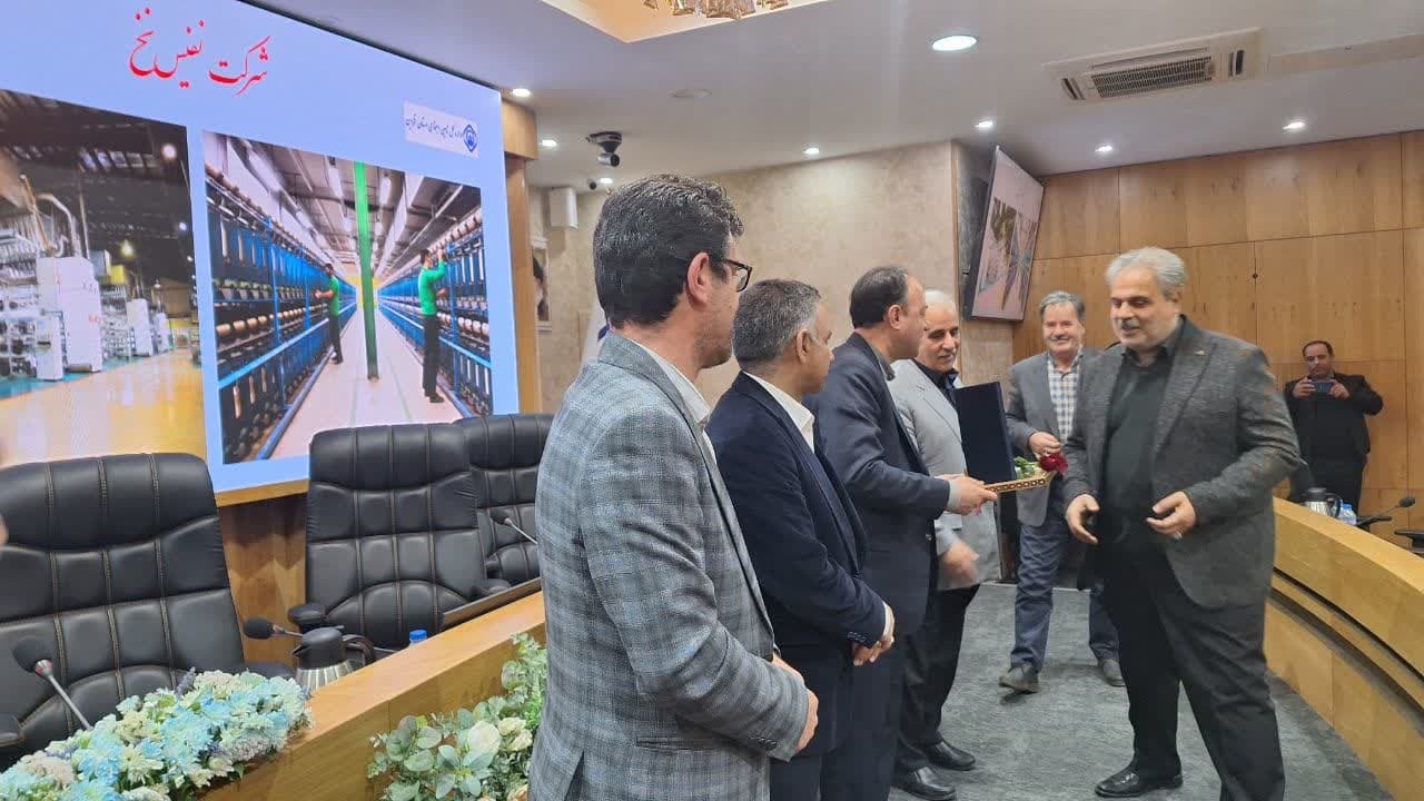 خدمات کارآفرینان در ایجاد اشتغال برای کارگران در شرایط کنونی قابل تقدیر است خدمات کارآفرینان در ایجاد اشتغال برای کارگران در شرایط کنونی قابل تقدیر است
