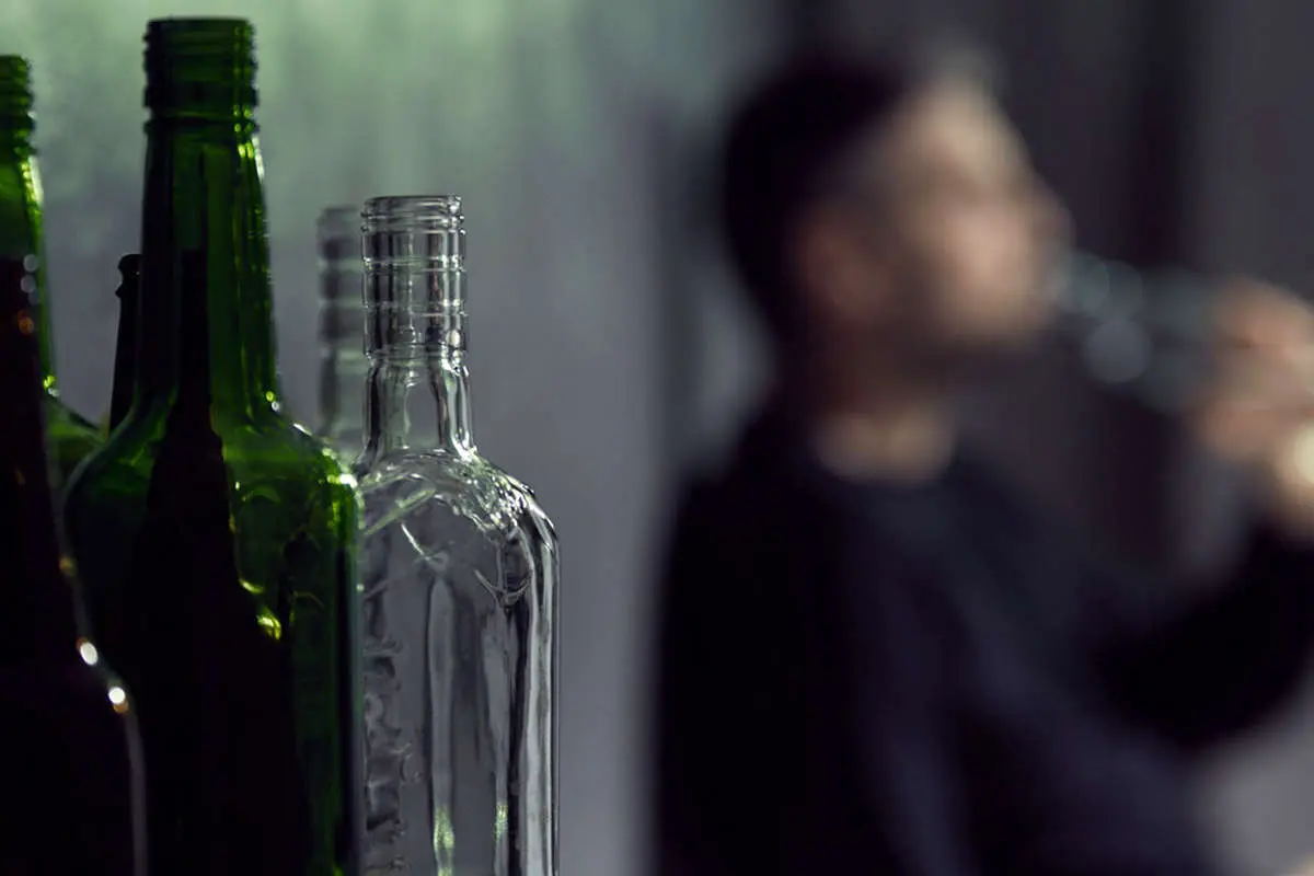 مرگ خاموش در بطری؛ از نابینایی تا زوال عقل با مصرف الکل - غروب شهر 1 مرگ سالانه ۱۰۰ تا ۱۲۰ نفر در ایران بر اثر مشروبات الکلی تقلبی
